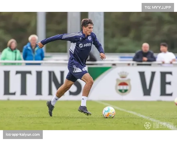 科隆范登贝尔赫年轻中卫表现沉稳 但经验不足导致定位球失分